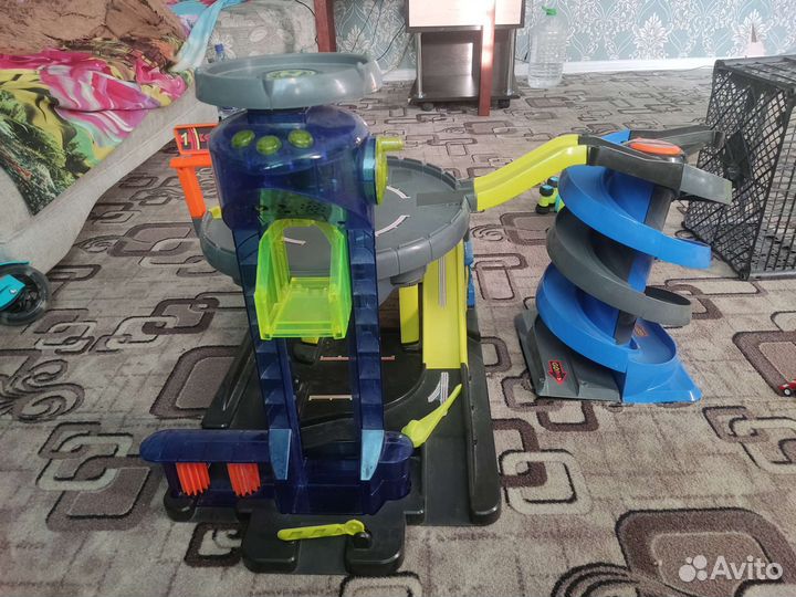 Большой гараж ELC и серпантин. Парковка