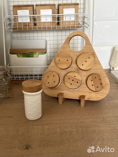 Набор банок для специй на бамбуковой подставке