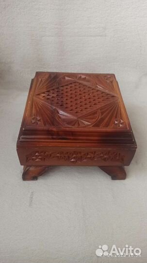 Деревянная резная шкатулка