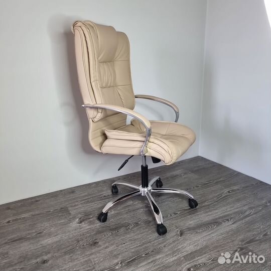 Офисное кожаное кресло