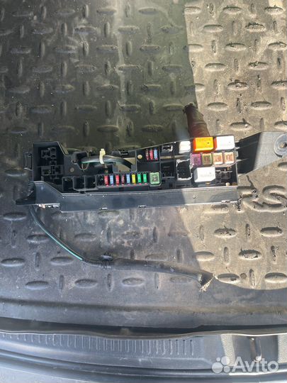 Блок предохранителей Toyota Avensis 03-08