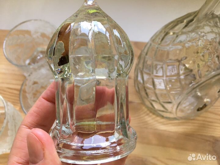 Графин с рюмками и стопками