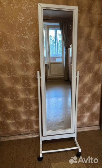 Зеркало напольное на колесах