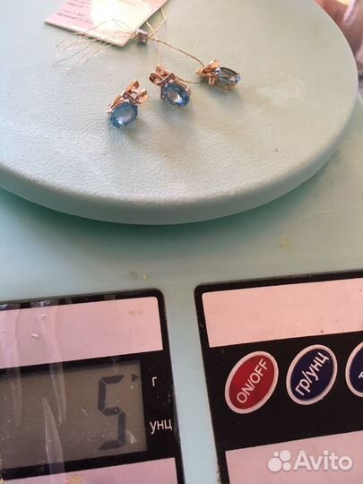 Золотой комлект серьги и кулон с топазом