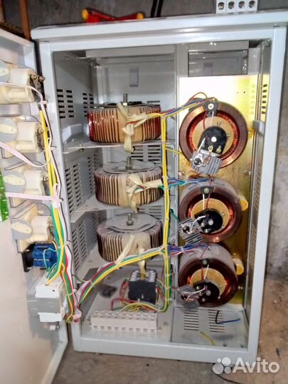 Стабилизатор напряжения трехфазный 15 ква IEK