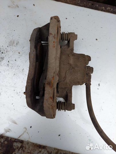 Суппорт передний правый Митсубиси Лансер 9 1.6 л