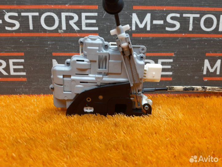 Замок двери передний левый Volkswagen Passat B7