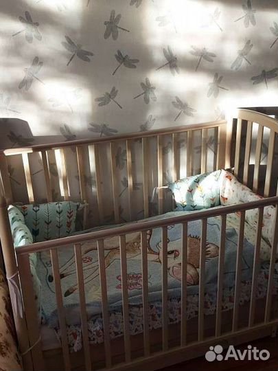 Детская кроватка с маятником и ящиком