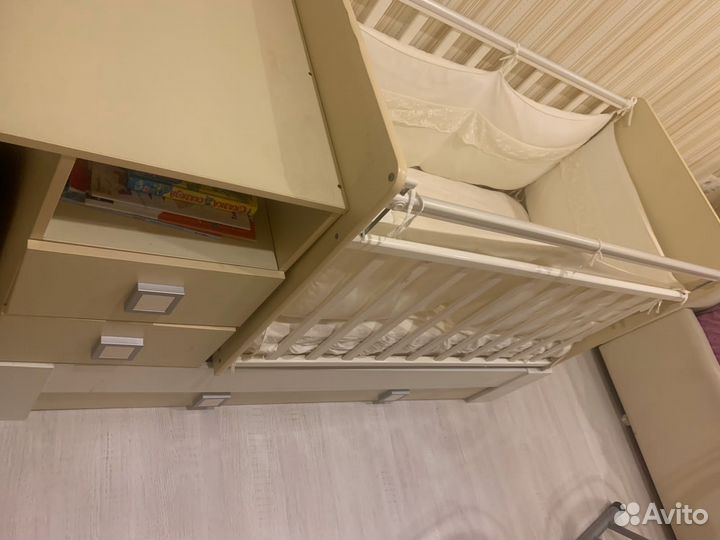 Детская кроватка с маятником