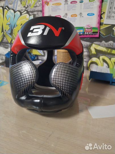 Боксерский шлем с перчатками