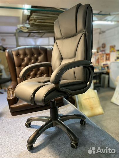 Офисное кресло