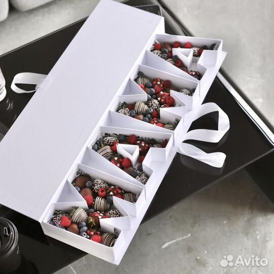 Клубника банан финики голубика манго в шоколаде