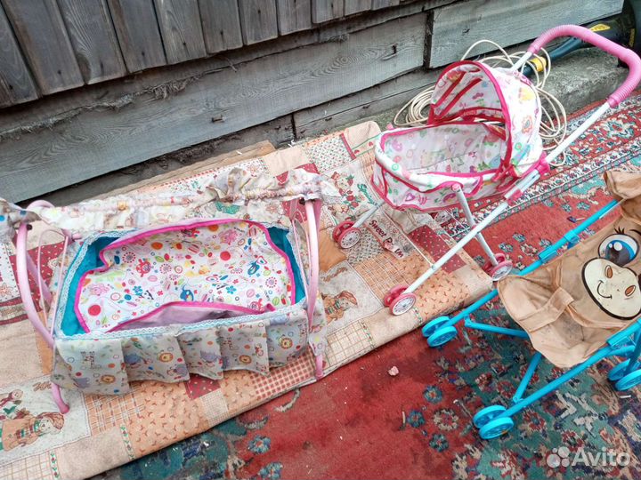 Детские самокаты, кроватка для кукол и две коляски