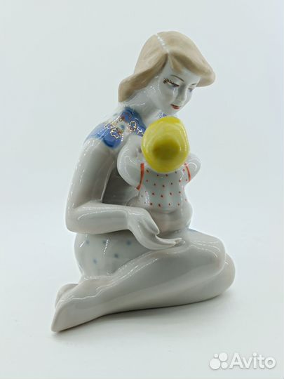 Фарфоровая статуэтка Материнство зхк