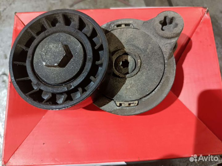 Натяжитель сервисного ремня