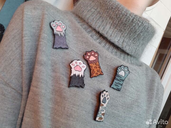 Брошь вышитая Кошачьи лапки