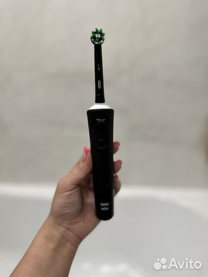 Электрическая зубная щетка oral b новая