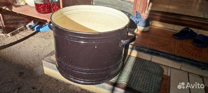 Кастрюля эмалированная большая