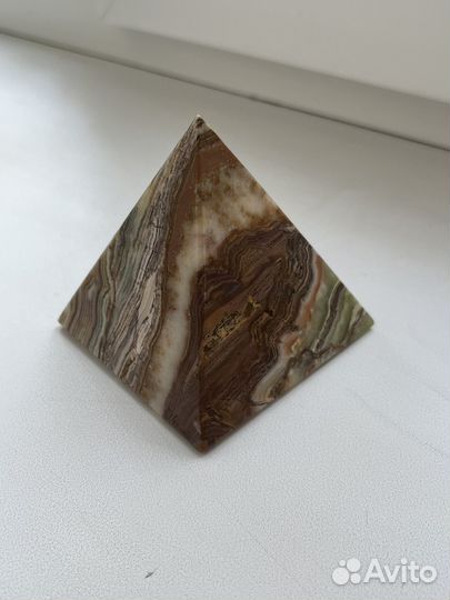 Пирамида из оникса