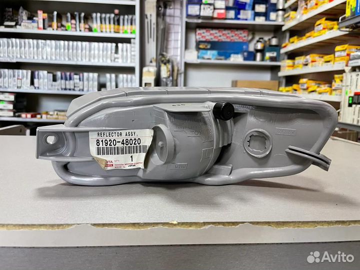 Катафот в бампер Toyota Harrier 81920-48020