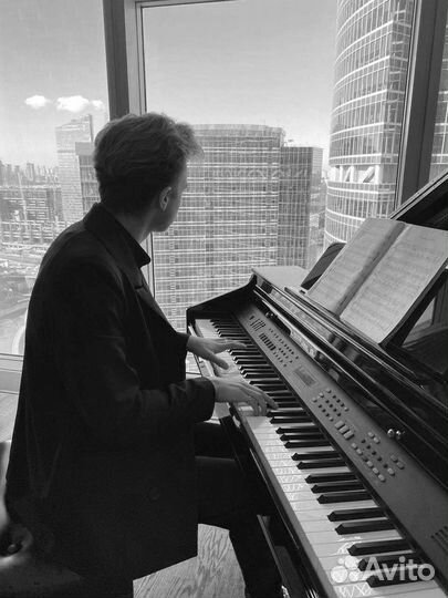 Музыканты на мероприятие, пианист