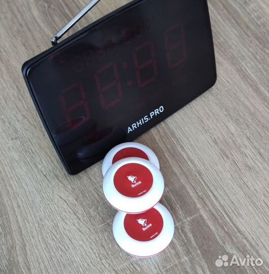 Кнпока вызова персонала и табло отображения вызова