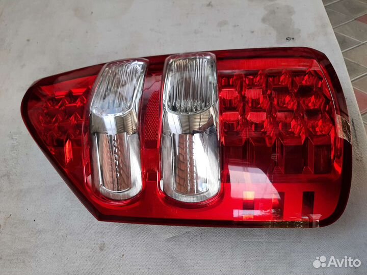 Фонарь задний левый Toyota Noah