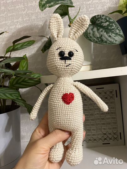 Подарочный набор Вязаная игрушка зайчик и пинетки