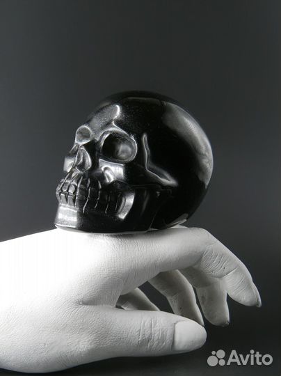 Большой череп из обсидиана