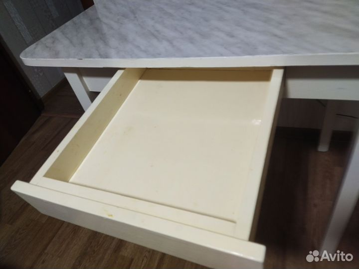 Кухонный стол