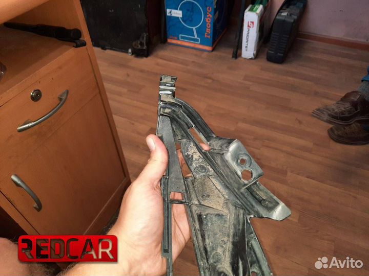 Кронштейн крепления фары лев Toyota Land Cruiser P