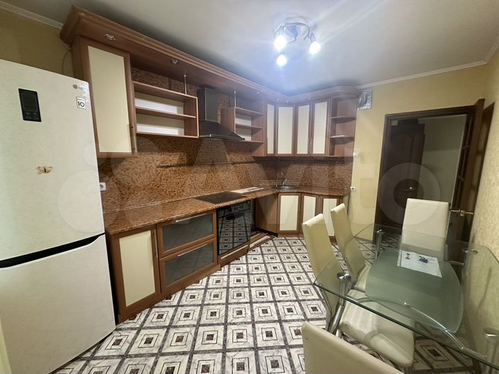 2-к. квартира, 68 м², 1/10 эт.