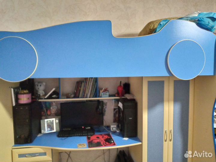 Детская кровать чердак со столом и шкафом