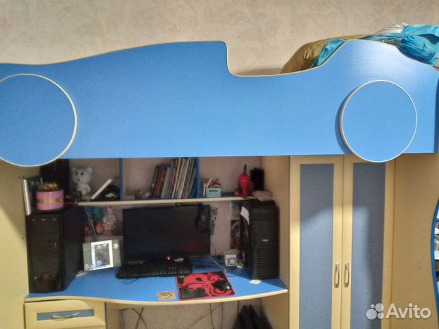 Детская кровать чердак со столом и шкафом