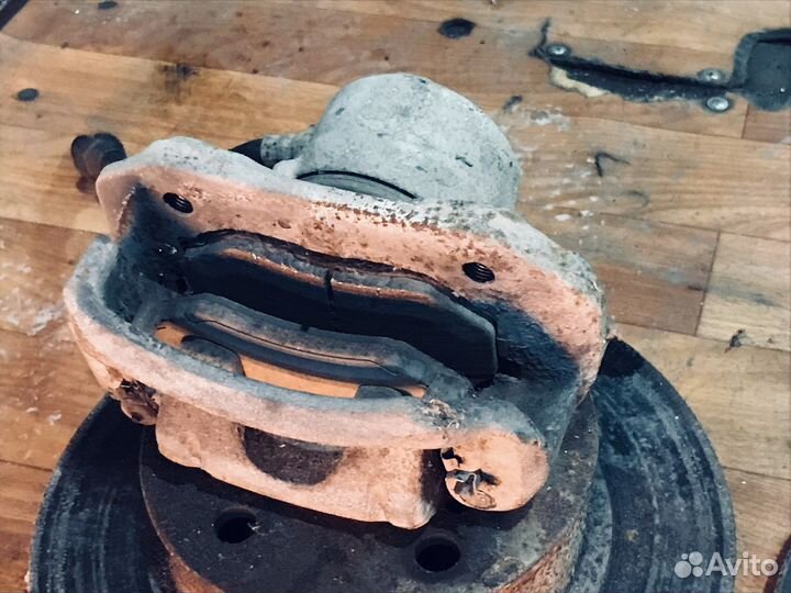 Суппорт тормозной Toyota GX71