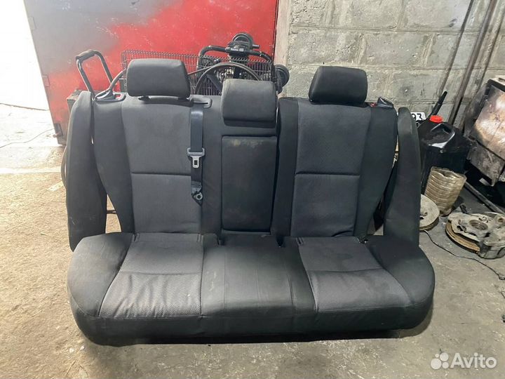 Задний диван Toyota Avensis T250