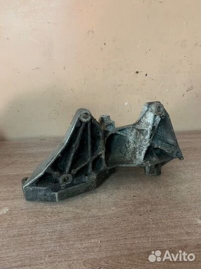 Кронштейн компрессора кондционера Омега / Астра