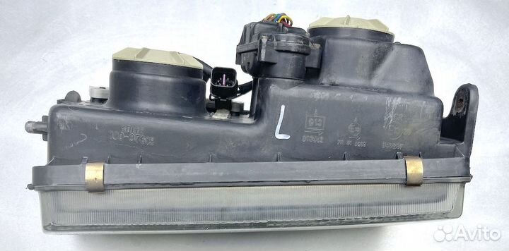 Мицубиси L300 Фара передняя Лев