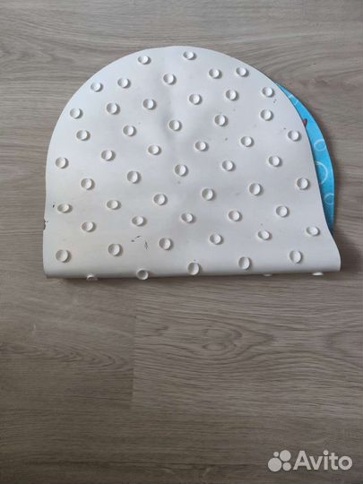 Резиновый коврик на присосках в ванну