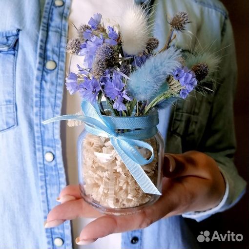 Голубые сухоцветы в банке