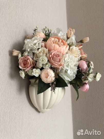 Композиция из искусственных цветов