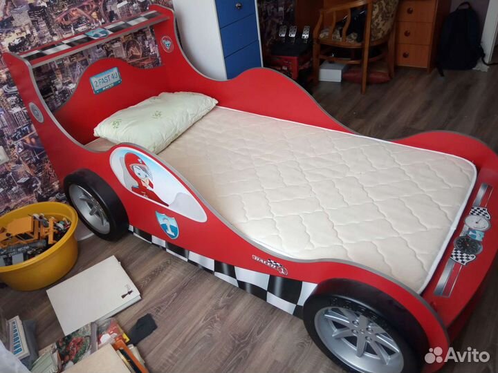Детская кровать машина