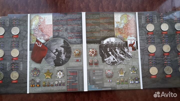Коллекционный альбом с монетами
