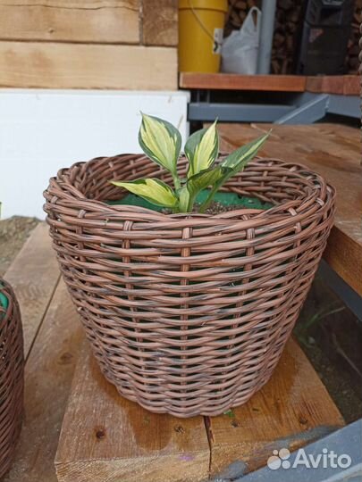 Кашпо из искусственного ротанга