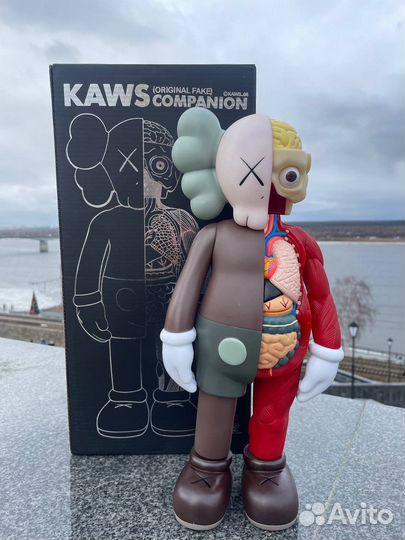 Коллекционная фигурка kaws