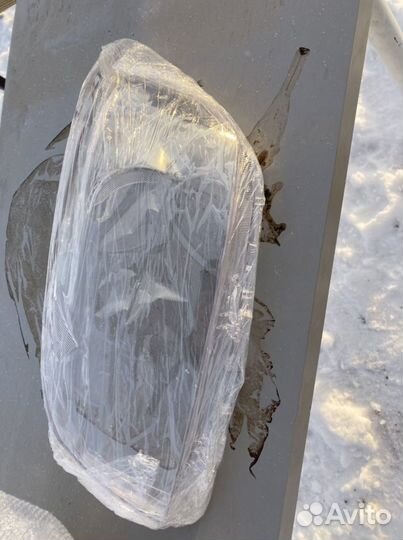 Стекла фар оригинал на Тойота RAV 4