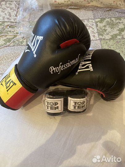 Боксерские перчатки 10 oz новые