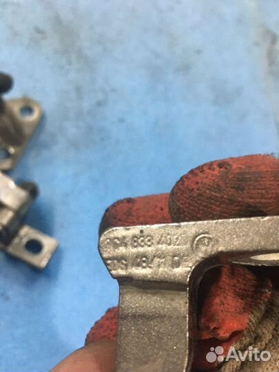 Петля двери VAG 3C0831401D перед L верх