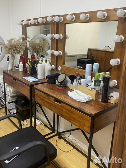 Туалетный столик с зеркалом и подсветкой