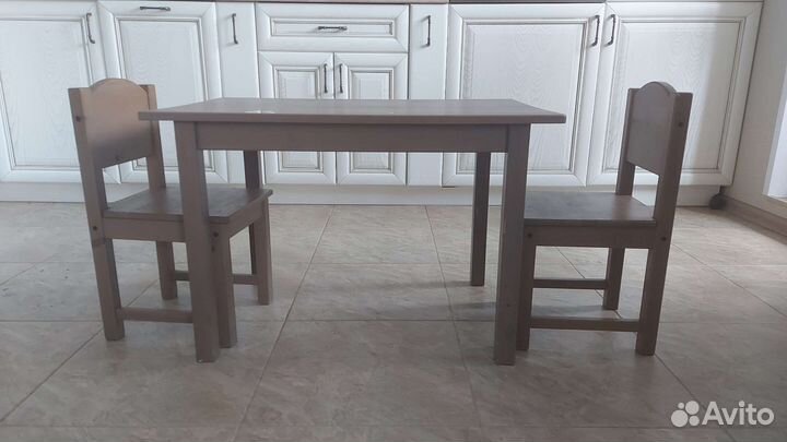 Детский стол и стулья